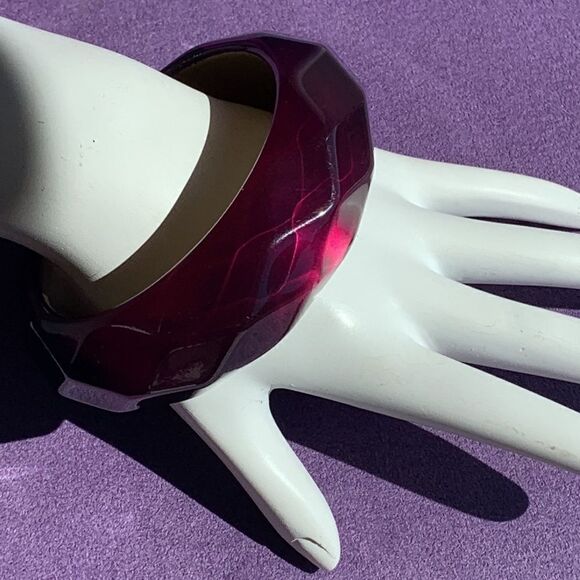Vintage faceted purple iridescent lucite bangle bracelet 1” wide - Picture 4 of 6